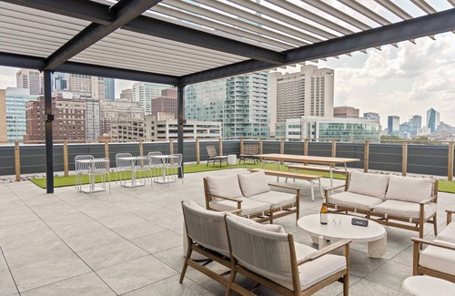 Logan Square Apartment | Sosuite | Corner 1BR Apt w Roof Deck, Gym, Laundry
