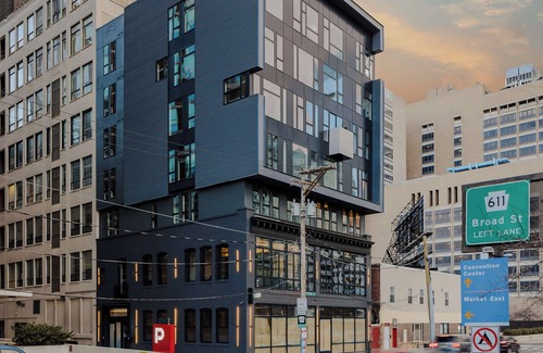 Logan Square Apartment | Sosuite | Corner 1BR Apt w Roof Deck, Gym, Laundry