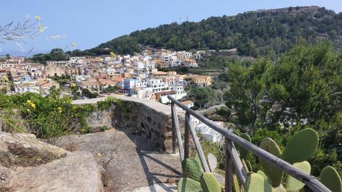Ustica House | Sotto la Torre e sopra il Porticciolo