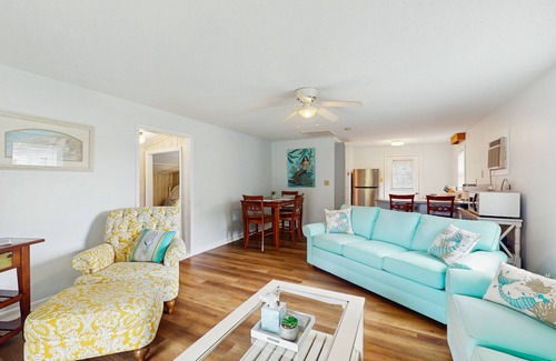 Morehead City Cottage | Soundfront Cottage with fish cleaning station & gas grill - boat slip included