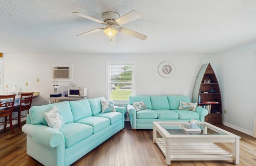 Morehead City Cottage | Soundfront Cottage with fish cleaning station & gas grill - boat slip included