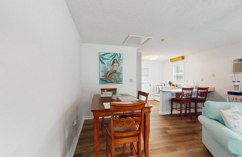 Morehead City Cottage | Soundfront Cottage with fish cleaning station & gas grill - boat slip included