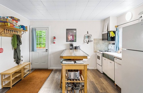 Harcourt Cottage | South Algonquin Lakefront 2 Bedroom Cottage on Walking/ATV/Snowmobile Trail