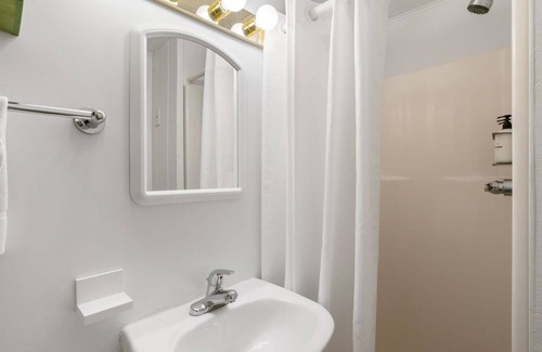 East Jordan Hotel | South Arm Retreats Motel Double Room 6