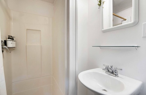 East Jordan Hotel | South Arm Retreats Motel Double Room 6