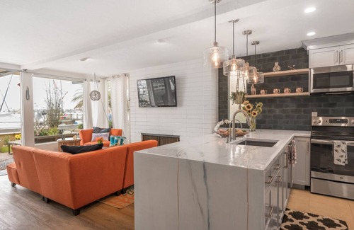 Balboa Island House | South Bayfront Home with Patio and Rooftop