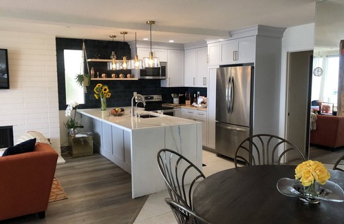 Balboa Island House | South Bayfront Home with Patio and Rooftop