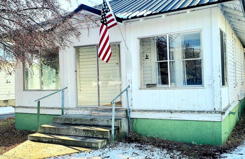 Baker City House | South East Bungalow 2bd/1bth 3-blocks to Main Street in Downtown
