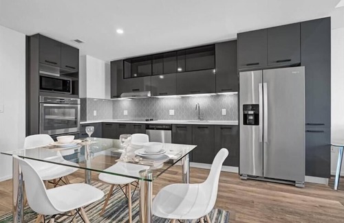 Shawmut Apartment | South End 2 BR | Rooftop Desk | Rooftop Pool