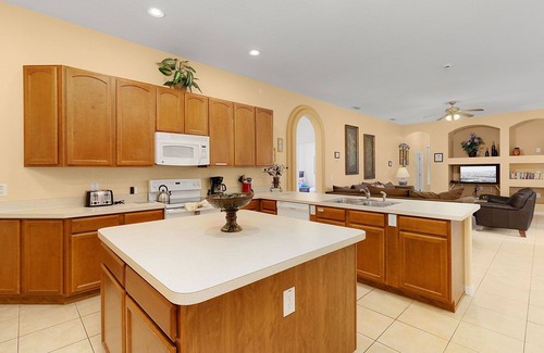 Legacy Park House | SOUTH FACING pool/spa, beautiful spacious 4 bed home just 20 mins from Disney