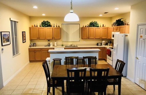 Legacy Park Villa | SOUTH FACING POOL/SPA - ALL DAY SUN - FREE BBQ/WIFI/CALLS - GAMES ROOM - 5 BR