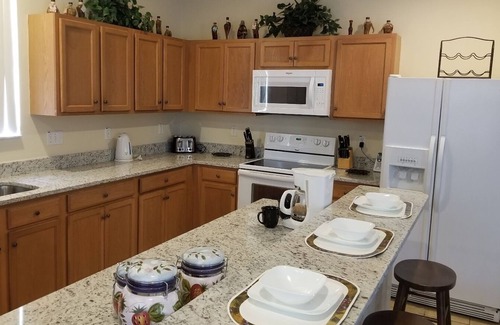 Legacy Park Villa | SOUTH FACING POOL/SPA - ALL DAY SUN - FREE BBQ/WIFI/CALLS - GAMES ROOM - 5 BR