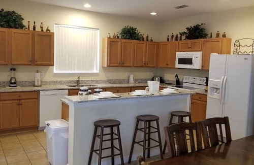 Legacy Park Villa | SOUTH FACING POOL/SPA - ALL DAY SUN - FREE BBQ/WIFI/CALLS - GAMES ROOM - 5 BR