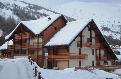 Valloire Apartment | South-facing studio, close to pistes, sleeps 4, pet-friendly, balcony, parking