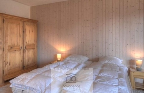 Monteiller Apartment | South facing studio with balcony, 1 double bed, 1 bathroom/WC, sofas, chimney and TV. The closed kit