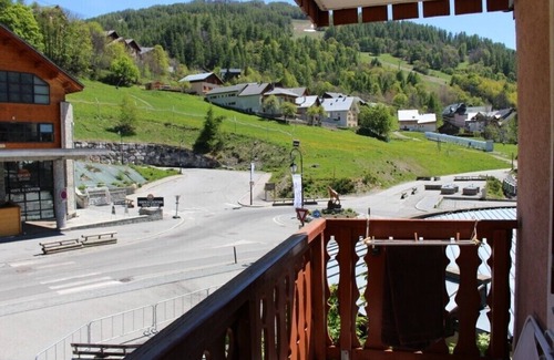 Valloire Apartment | South-facing T2 mountain-view apartment 100 metres from the cable cars