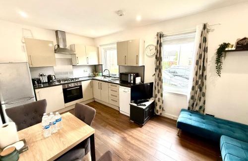 Longcroft House | South Gyle House - SuperFast WiFi and Free Parking - 7 minutes from Edinburgh Airport