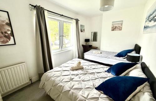 Longcroft House | South Gyle House - SuperFast WiFi and Free Parking - 7 minutes from Edinburgh Airport