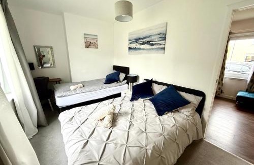 Longcroft House | South Gyle House - SuperFast WiFi and Free Parking - 7 minutes from Edinburgh Airport