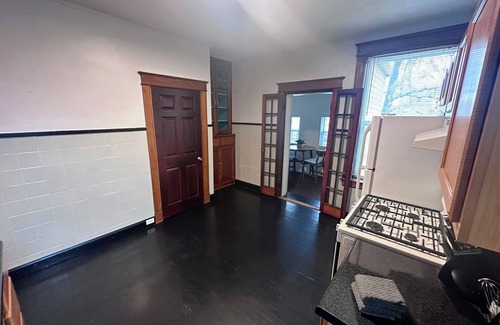 St. Louis Apartment | South Hampton Apartment w/Balcony by StayLage