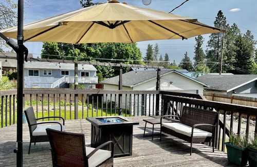 Spokane House | South Hill - 5 Bedroom - Sleeps 12 - Walkable neighborhood near restaurants/park