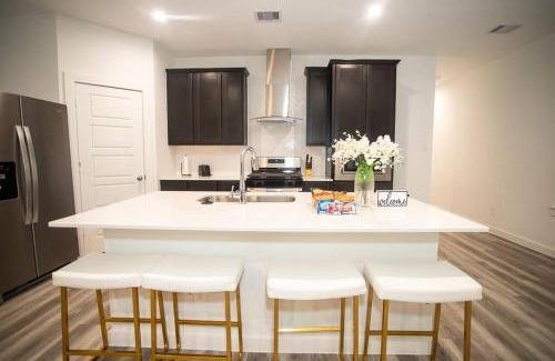 Southeast Houston Villa | South Houston Splendor: Luxury 4 Bedroom House