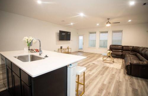 Southeast Houston Villa | South Houston Splendor: Luxury 4 Bedroom House