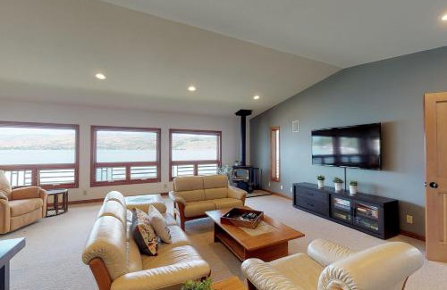 Chelan House | South Lakeshore Waterfront Oasis