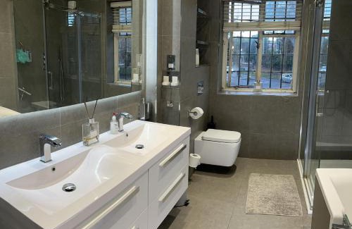 Thornton House | South London Comfy Large Double Bedroom 04