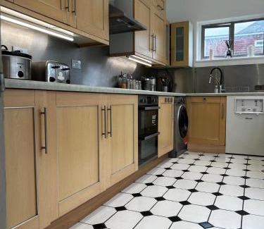 Thornton House | South London Comfy Large Double Bedroom 04