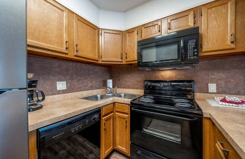 Lake Hamilton Condo | South Shore 1 Bdrm! Lake View! Mini-Golf! Hot Tub, 2 Pools, Pickleball, Tennis!