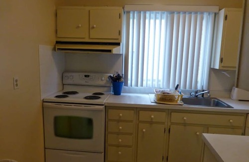 South End Condo | Southend 2 story Condo - 2 blocks to Beach!