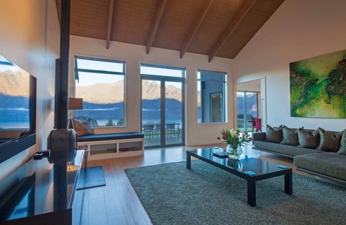Closeburn House | Southerly |Private Hot Tub |Gas Fire|BBQ