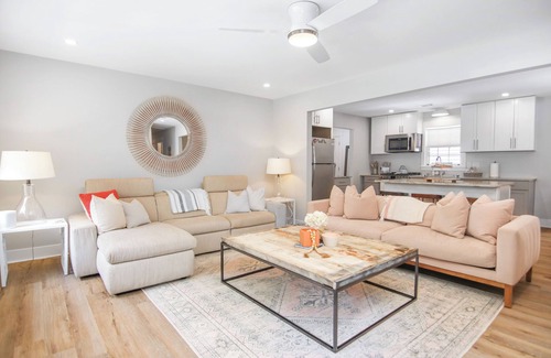North Charleston House | Southern Bell Sanctuary 12min/7miles to Downtown Charleston, Pet-friendly home!