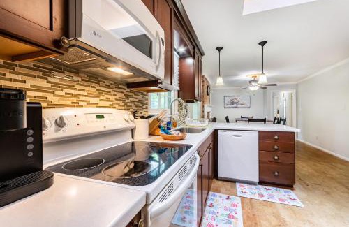 Greensboro House | Southern Charm 2BR Greensboro Nest
