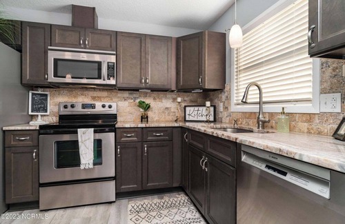 Peletier House | Southern Charm on the Waterfront! Nestled right off the White Oak River!
