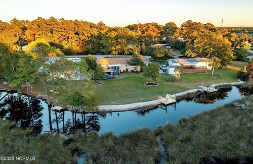 Peletier House | Southern Charm on the Waterfront! Nestled right off the White Oak River!