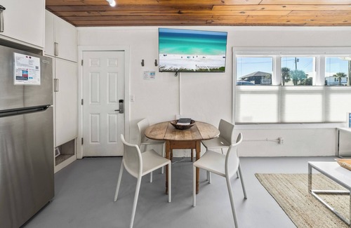 Laguna Beach Estates Cottage | Southern Colour, A Stylish Coastal Beach Retreat Across From the Beach!
