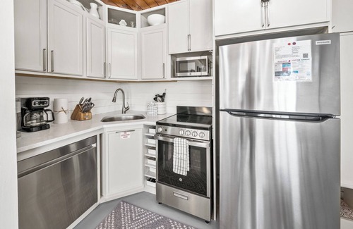 Laguna Beach Estates Cottage | Southern Colour, A Stylish Coastal Beach Retreat Across From the Beach!