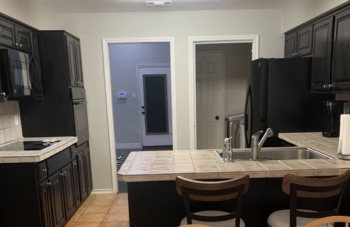 North San Antonio - SAT House | Southern Comfort in Convenient Quiet Neighborhood w/hot tub