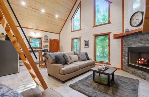 Broken Bow House | Southern Pine Cabin · The Perfect Getaway!