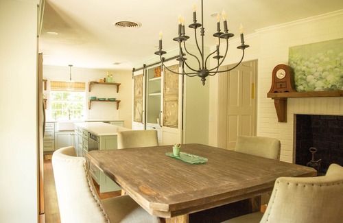 Laurel Cottage | Southern Retreat at its Finest with King Bed En-suite and Antiques Galore!