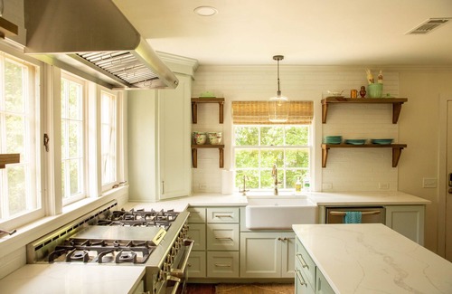Laurel Cottage | Southern Retreat at its Finest with King Bed En-suite and Antiques Galore!