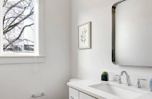 Historic Waverly House | SOUTHERN SLEEK-PRIVATE BALCONY-12TH SOUTH DISTRICT
