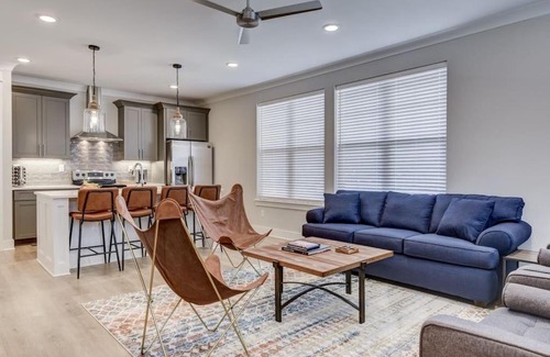 Talbot's Corner House | SOUTHERN VIBE Modern and Spacious 10 Min to DT