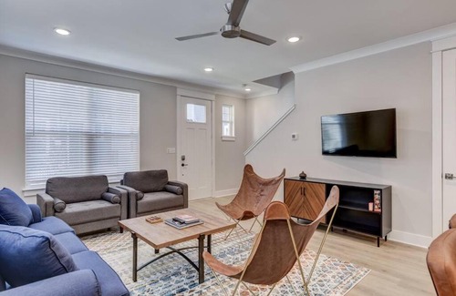 Talbot's Corner House | SOUTHERN VIBE Modern and Spacious 10 Min to DT