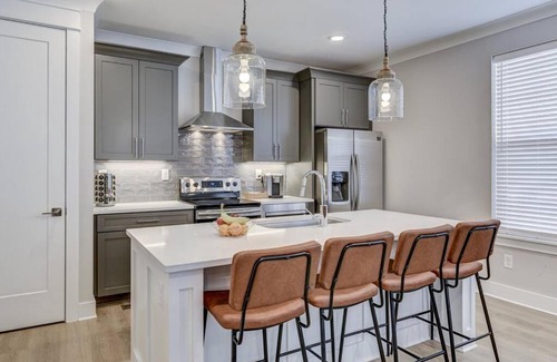 Talbot's Corner House | SOUTHERN VIBE Modern and Spacious 10 Min to DT