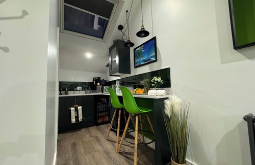 Elland Apartment | Southgate Penthouse Apartment - Free WiFi - Private Parking - 2 Min M62