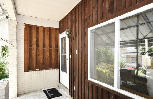 South Side Slopes House | SouthSide 2 Bed home w/ outdoor space & parking