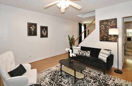 South Side Slopes House | SouthSide 2 Bed home w/ outdoor space & parking
